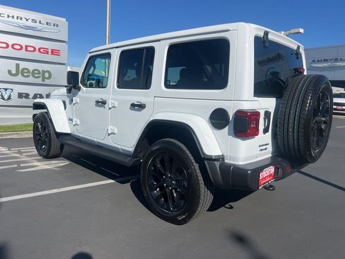 Used 2025 Jeep Wrangler Unlimited Sahara AWD/4WD image 19