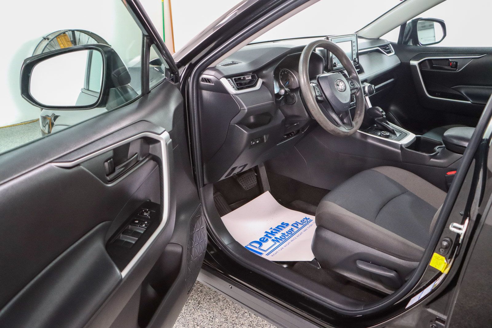 Used 2022 Toyota RAV4 LE AWD/4WD image 3
