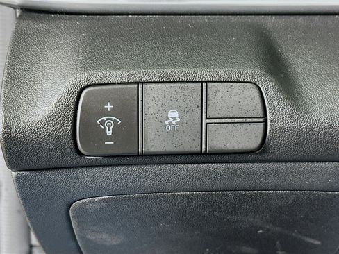 Used 2025 Hyundai Elantra Limited image 16