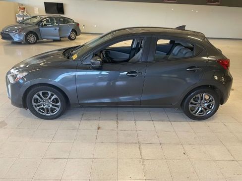 Used 2020 Toyota Yaris XLE image 33