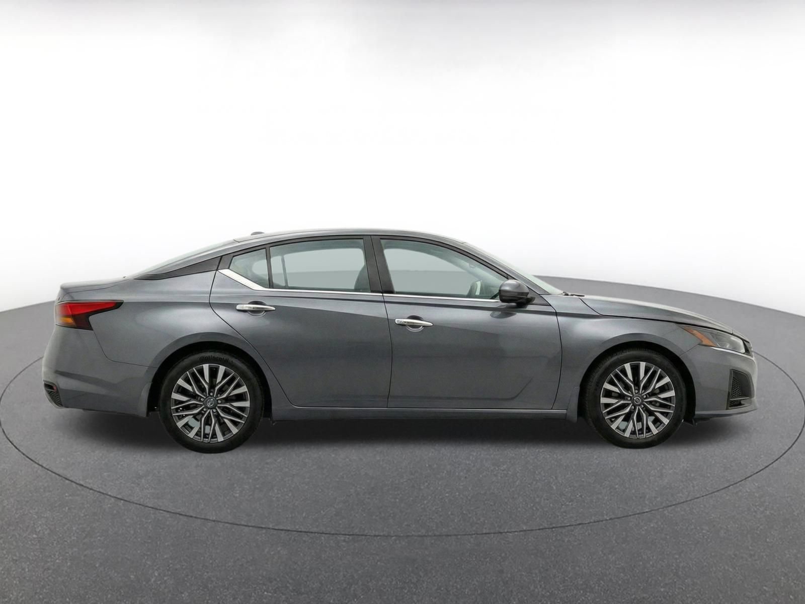 Used 2025 Nissan Altima 2.5 SV FWD image 15