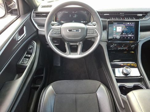 Used 2024 Jeep Grand Cherokee Altitude AWD/4WD image 12