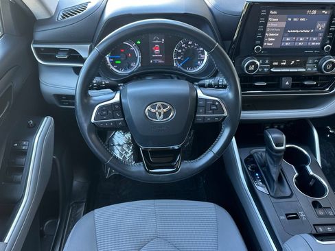 Used 2021 Toyota Highlander LE AWD/4WD image 16