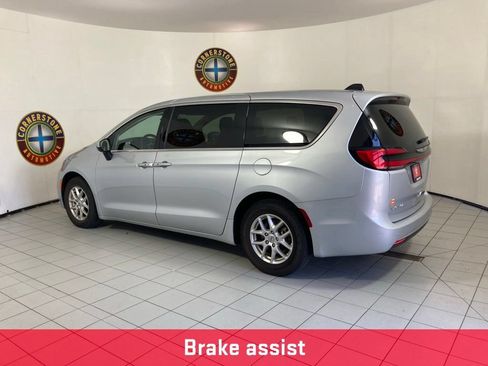 Used 2023 Chrysler Pacifica Touring-L FWD image 20