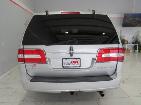 Used 2010 Lincoln Navigator 4WD image 4
