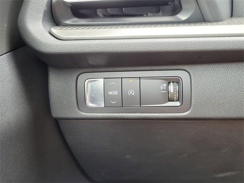 Used 2025 Chevrolet Traverse LT image 33