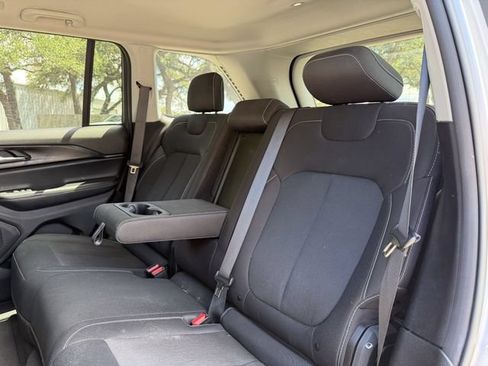 Used 2024 Jeep Grand Cherokee Laredo RWD image 17