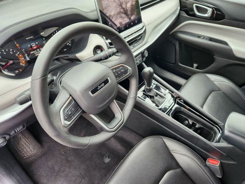 Used 2025 Jeep Compass Limited AWD/4WD image 2