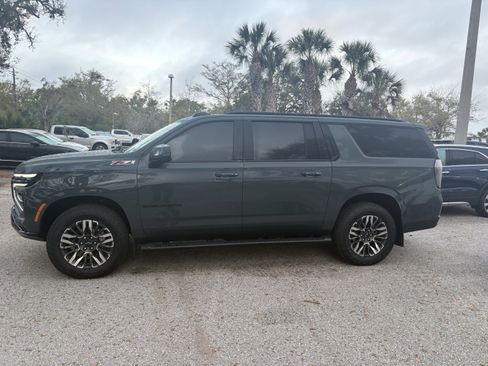 Used 2025 Chevrolet Suburban Z71 w/ Comfort Package image 4