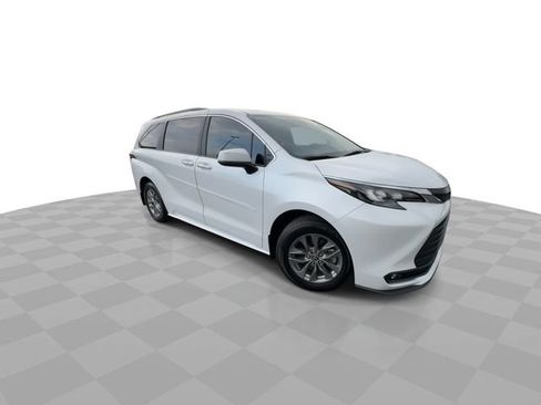 Used 2025 Toyota Sienna XLE AWD/4WD image 2