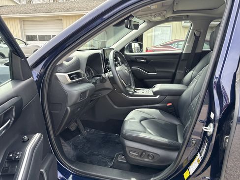 Used 2022 Toyota Highlander XLE image 16
