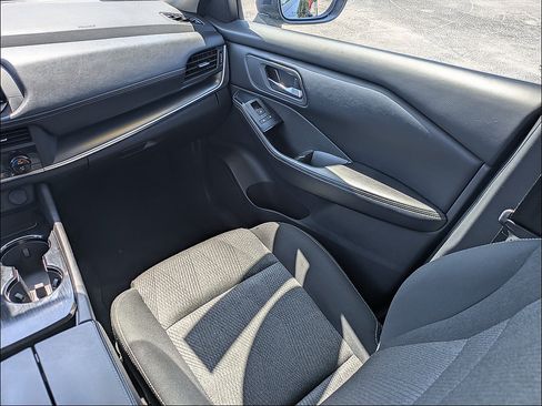 Used 2025 Nissan Rogue SV FWD image 17