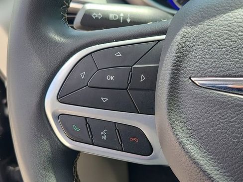 Used 2023 Chrysler Pacifica Touring-L FWD image 23