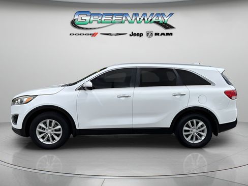 Used 2018 Kia Sorento FWD image 2