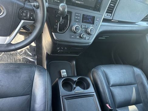 Used 2017 Toyota Sienna SE Premium FWD image 24