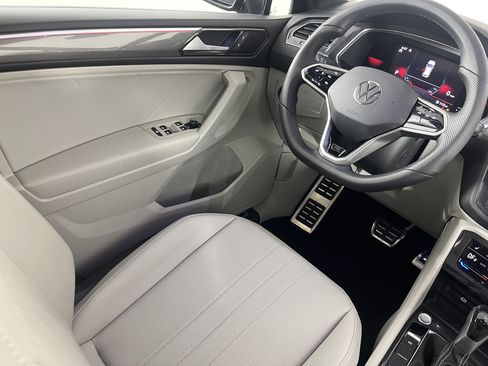 Used 2023 Volkswagen Tiguan SE R-Line AWD/4WD image 9