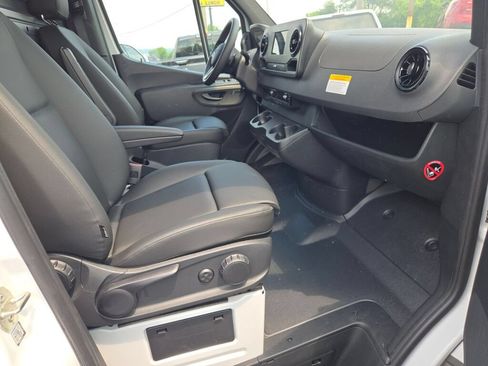 Used 2024 Mercedes-Benz Sprinter 2500 image 7