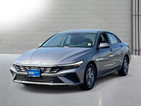 Used 2025 Hyundai Elantra SE w/ Cargo Package image 4