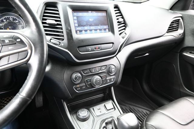 Used 2020 Jeep Cherokee Latitude Plus w/ Cold Weather Group AWD/4WD image 40