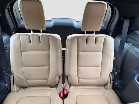 Used 2017 Ford Explorer XLT w/ Equipment Group 202A AWD/4WD image 15