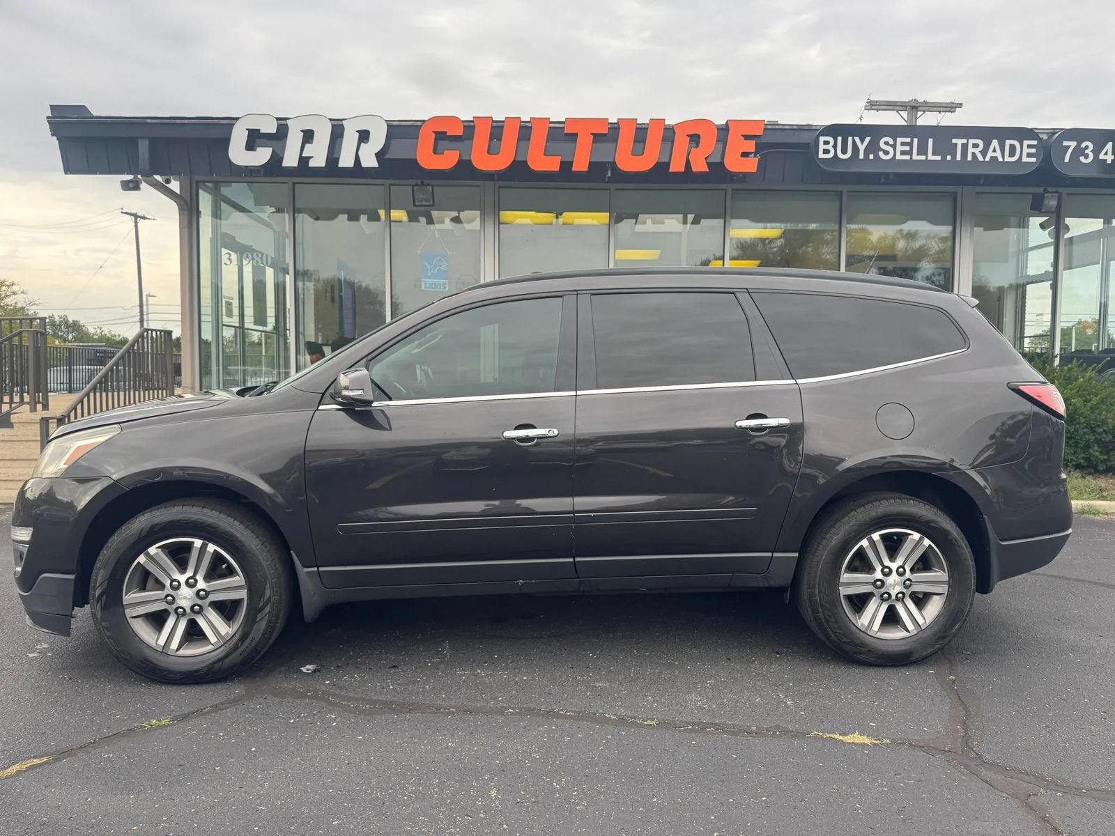 Used 2017 Chevrolet Traverse LT FWD image 2