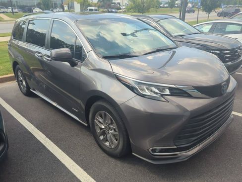 Used 2021 Toyota Sienna XLE FWD image 1