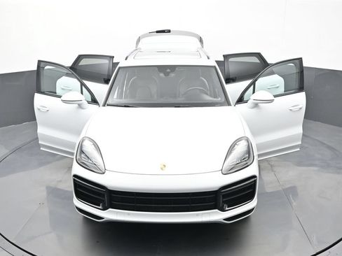 Certified 2021 Porsche Cayenne Turbo AWD/4WD image 32