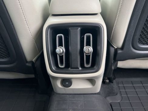 Used 2019 Volvo XC40 T5 Momentum image 18