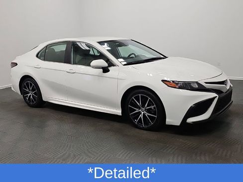 Used 2023 Toyota Camry SE FWD image 2