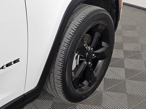 Used 2023 Jeep Grand Cherokee Altitude image 6