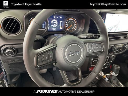 Used 2025 Jeep Gladiator Mojave image 29