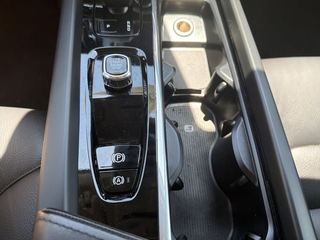 Used 2024 Volvo XC60 B5 Plus AWD/4WD image 33