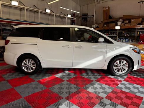 Used 2018 Kia Sedona LX image 8