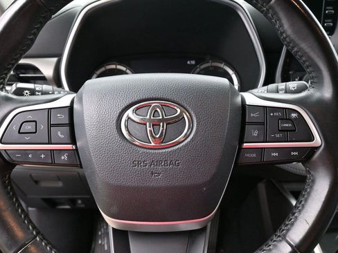 Used 2022 Toyota Highlander XLE FWD image 17