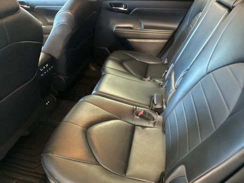 Used 2023 Toyota Highlander XLE FWD image 5