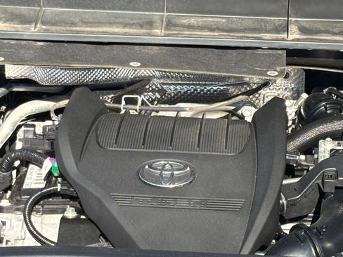 Used 2025 Toyota Highlander LE FWD image 31