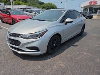 Used 2017 Chevrolet Cruze LT w/ Convenience Package FWD video 3