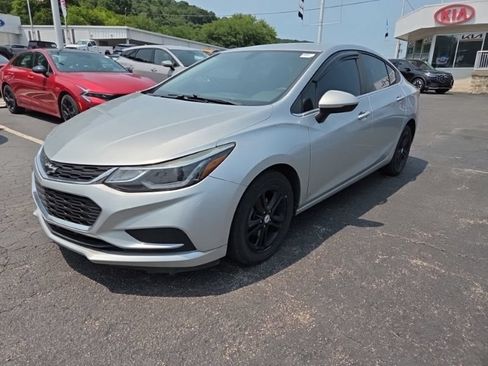 Used 2017 Chevrolet Cruze LT w/ Convenience Package FWD image 3