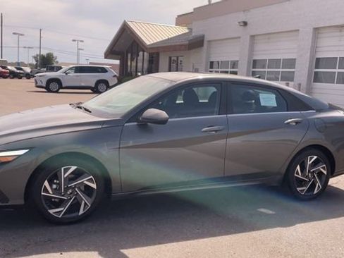 Used 2025 Hyundai Elantra SEL FWD image 6