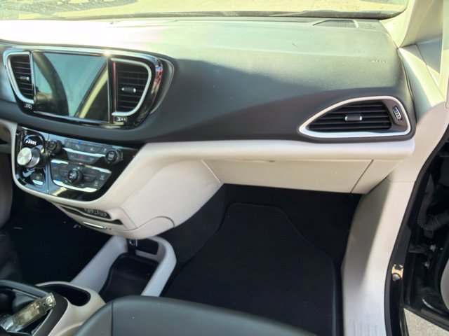Used 2024 Chrysler Pacifica Touring-L FWD image 27
