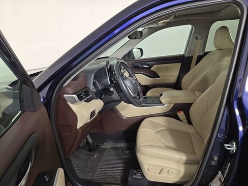 Used 2022 Toyota Highlander XLE AWD/4WD image 12