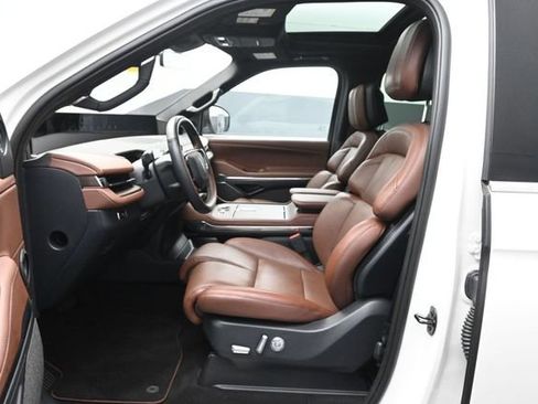 Certified 2025 Lincoln Navigator Reserve AWD/4WD image 10
