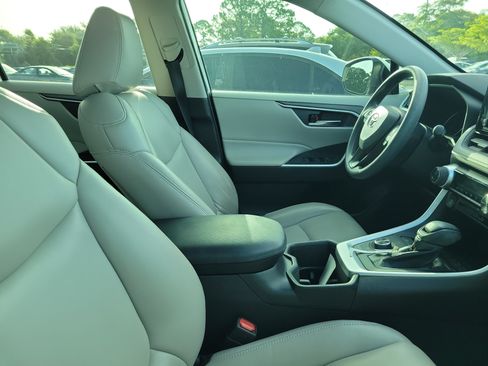Used 2022 Toyota RAV4 XLE w/ Convenience Package AWD/4WD image 10