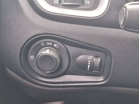 Used 2021 Jeep Renegade Sport FWD image 40