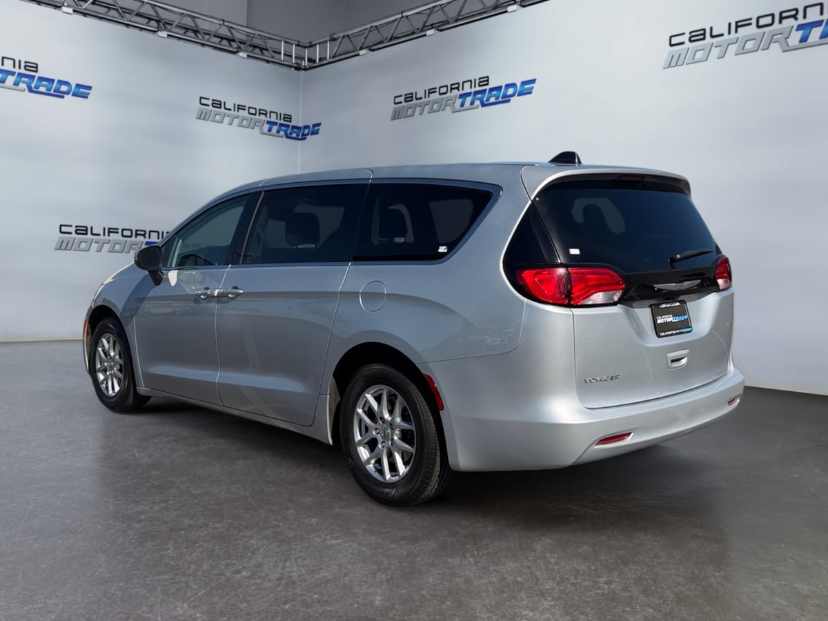 Used 2023 Chrysler Voyager LX FWD image 7