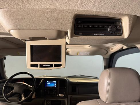 Used 2005 Chevrolet Tahoe Z71 w/ Preferred Equipment Group AWD/4WD image 32