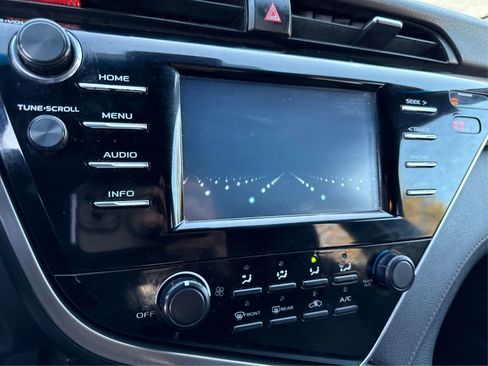 Used 2018 Toyota Camry LE FWD image 16