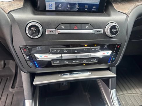 Used 2020 Ford Explorer Platinum w/ Premium Technology Package AWD/4WD image 28