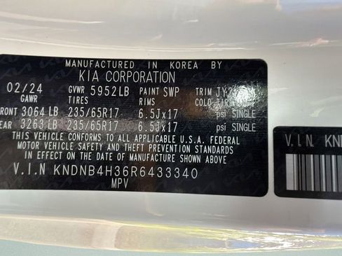 Used 2024 Kia Carnival LX FWD image 24