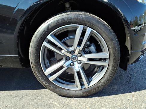 Used 2019 Volvo XC60 T5 Momentum w/ Protection Package Premier AWD/4WD image 9